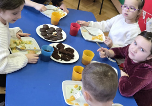 Dzieci jedzą