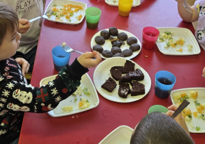 Dzieci jedzą sałatkę