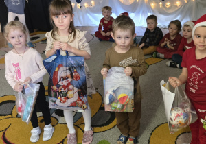 Dzieci z grupy II trzymają swoje nagrody