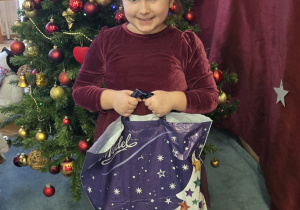 Dziewczynka z grupy III trzyma swoje nagrody