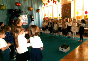 Dzieci biorą udział w uroczystości.