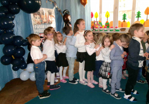 Dzieci oczekujące na moment pasowania w przedszkolu.