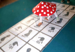 Dziewczynka na macie animacyjnej