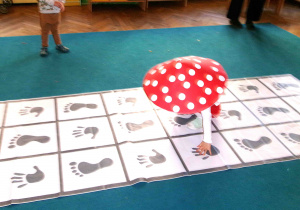 Dziewczynka na macie animacyjnej