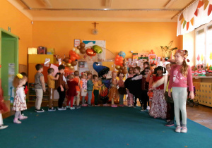 Dzieci w jesiennych strojach.