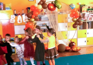 Dzieci w jesiennych strojach.