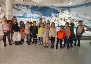 Grupa dzieci pozująca do zdjęcia