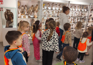 Zwiedzające dzieci
