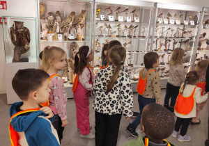 Zwiedzające dzieci