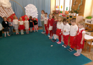 Dzieci odśpiewujące Hymn Narodowy