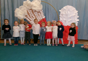 Dzieci pozujące do zdjęcia.