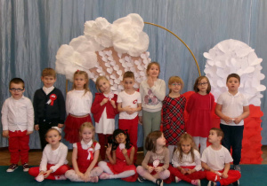 Dzieci pozujące do zdjęcia