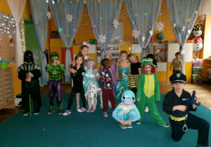 Pozujące dzieci z grupy II