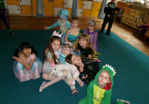 Grupa II pozująca do zdjęcia w strojach karnawałowych