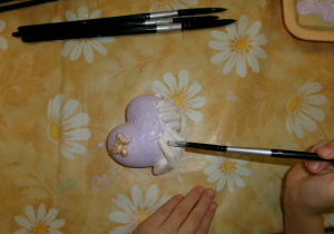 Malowanie gipsowych serc.