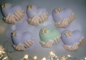 Pomalowane gipsowe serca.