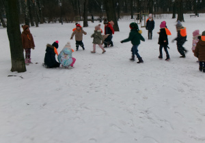 Przedszkolaki na śniegu.