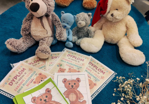 Pluszowe misie, dyplomy i prace dzieci.