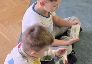 Chłopcy patrzą na parę wodną na lusterku