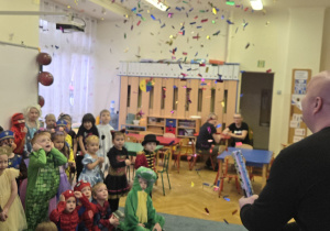 Otwarcie balu karnawałowego z confetti