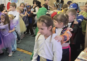 Dzieci tańczą w pociagu