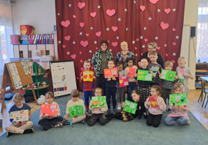 Dzieci z Paniani z biblioteki