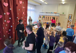 Dziadkowie powtarzają ruchy