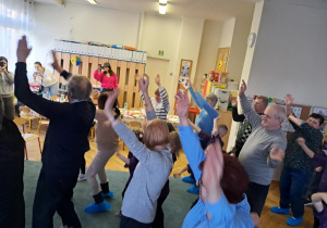 Dziadkowie tańczą razem z wnukami