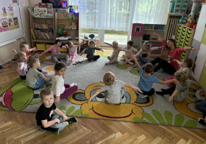 Dzieci ćwiczą w kole