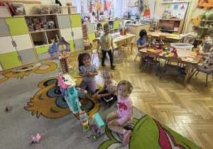 Zabawy dowolne na dywanie