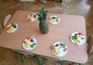 Prezentacja owoców egzotycznych przyniesionych przez dzieci.