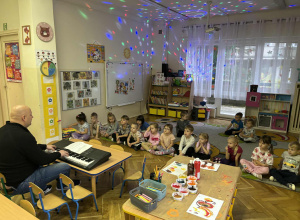 Uczymy się piosenek na rytmice