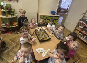 Jemy nasze pieczone jabłka