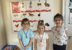 Dziewczyny z medalami za konkurs wiedzy