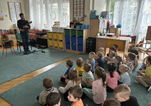 Koncert. Pan gra na instrumentach