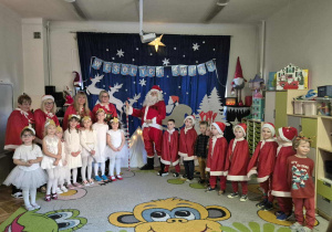 Dzieci stoją na występie