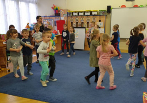 Dzieci tańczą po kole w parach