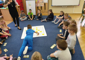 Dzieci kodują na dywanie głoskowane wyrazy