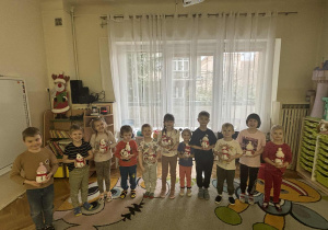 Dzieci stoją z karteczkami z nazwami miesięcy