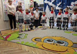 Dzieci stoją na występie