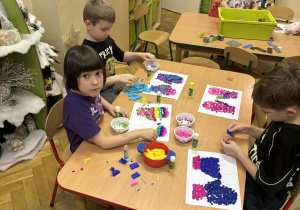 Bibułowe kulki na pracy plastycznej