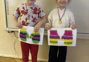 Dzieci pokazująca prace