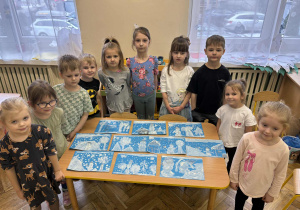 Dzieci z pracami zimowymi