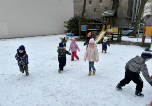 Szukanie skarbow na śniegu