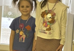 Medaliści wtmieniaja kolejne nazwy miesiecy