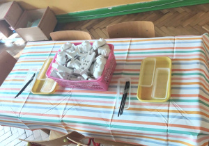 Zajęcia z malowania figurek gipsowych.