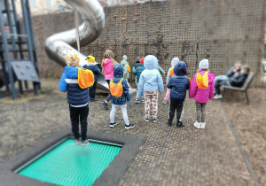 Dzieci podczas udziału w akcji Galante Sprzątanie.