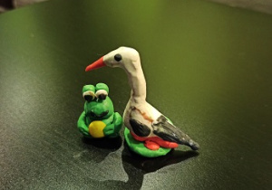 Figurki z plasteliny - bocian i żaby