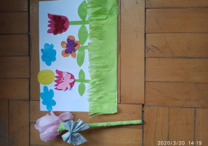 Praca plastyczna kwiatki na łące wyklejane bibułą i papierem kolorowym