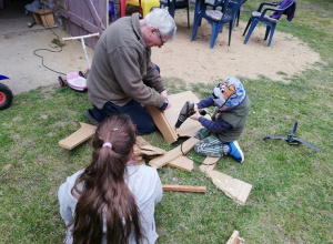 Tak bawi się Oskar w domu :)